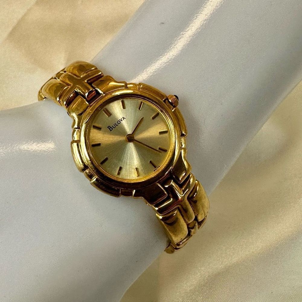 Bulova gold tone vintage chain round face watch